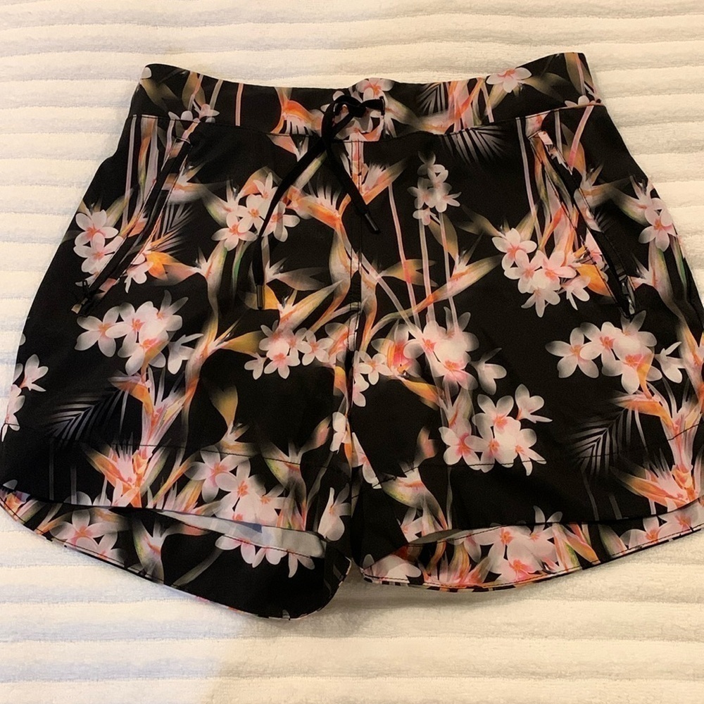 tangerine Womens Black Floral shorts with inner panty lining. New w/no tags. M.